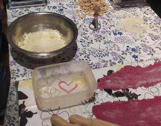 Pasta ekologikoa egiten ikasi dute Ekoetxean