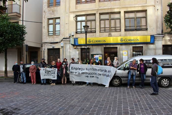Correosen zerbitzuen "gehiegizko murrizketak" salatu dituzte Zestoan