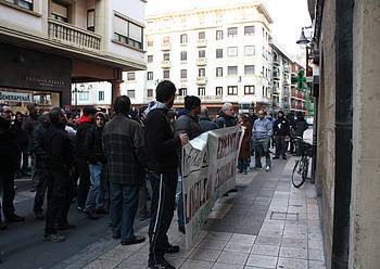 Egunaren lehen orduetatik nabaria da grebaren jarraipena eskualdean