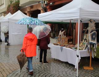 Ez da artisau azokarik izango bihar, haize handia iragarri dutelako