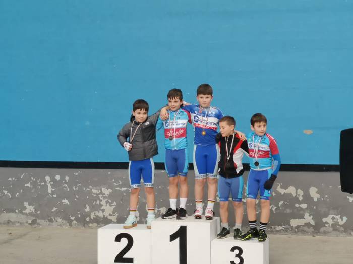 Kadeteek eta juniorrek entrenatu bitartean etorkizunekoak lehiatzen hasi dira