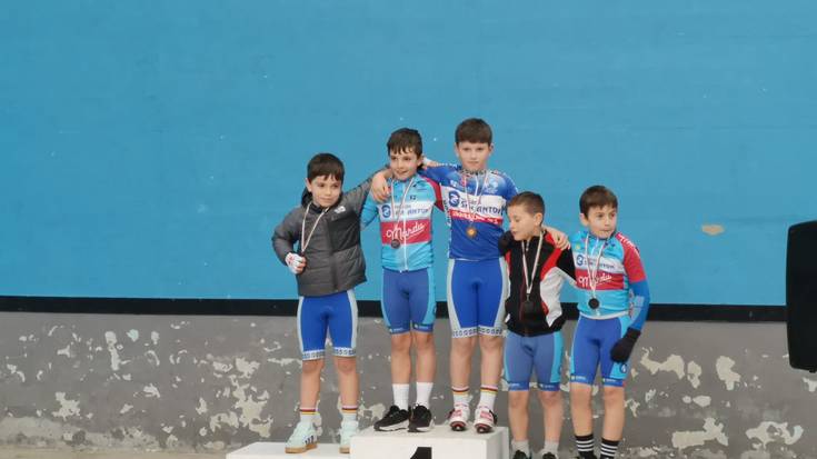 Kadeteek eta juniorrek entrenatu bitartean etorkizunekoak lehiatzen hasi dira