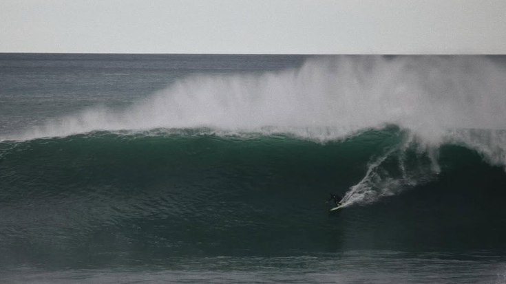 Olatu handien gainean surfean Izustarrin