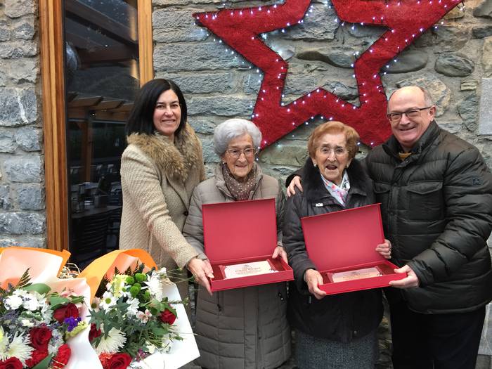 Flora eta Felisa Etxabe ahizpek 100 urte bete dituzte, eta udalak oroigarri bana eman die