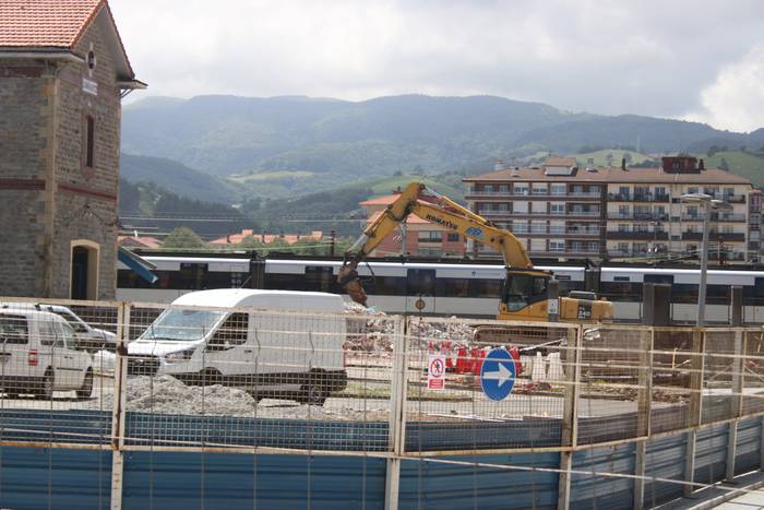Tren geltokia eraisteko lanak hasi dira