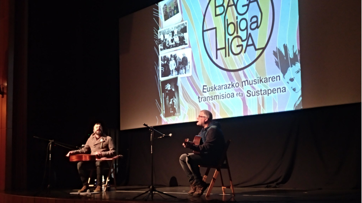 Mikel Markezek eta Eñaut Elorrietak euskal kanten errepasoa egin zuten atzo Zumaian