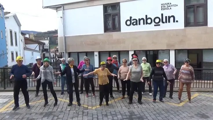 Danbolin Musika eta Dantza Eskolako Musikalagun taldea, EITB Maratoiarekin dantzan