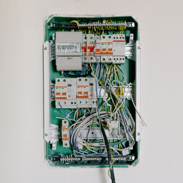 Adituak kaxa elektrikoen instalazioan