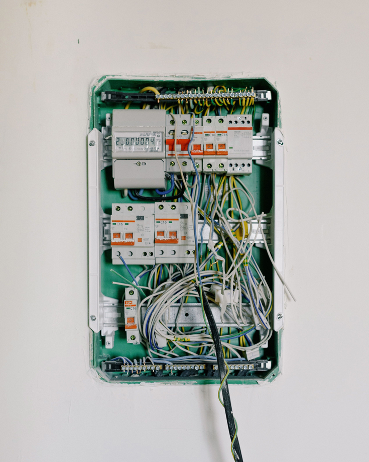 Adituak kaxa elektrikoen instalazioan