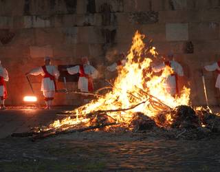 Beroa bero, jendetza batu da San Joan bezperako suaren bueltan
