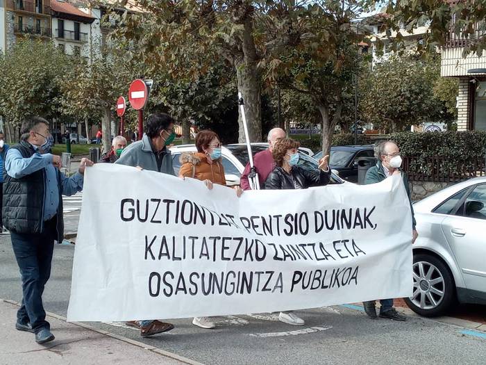 Eskualdeko 150 lagun manifestatu dira gaur Zumaian pentsio duinen alde