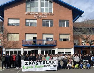 Zarauzko ikastolari elkartasuna adierazi diote Azpeitiko Ikastola Ikasberriko kideek