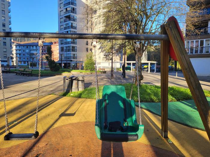 Aniztasun funtzionala duten haurrentzako kulunka berria jarri dute Jausoroko parkean