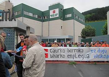 Gallardok dirua itzul dezala eskatzea galdegin dute