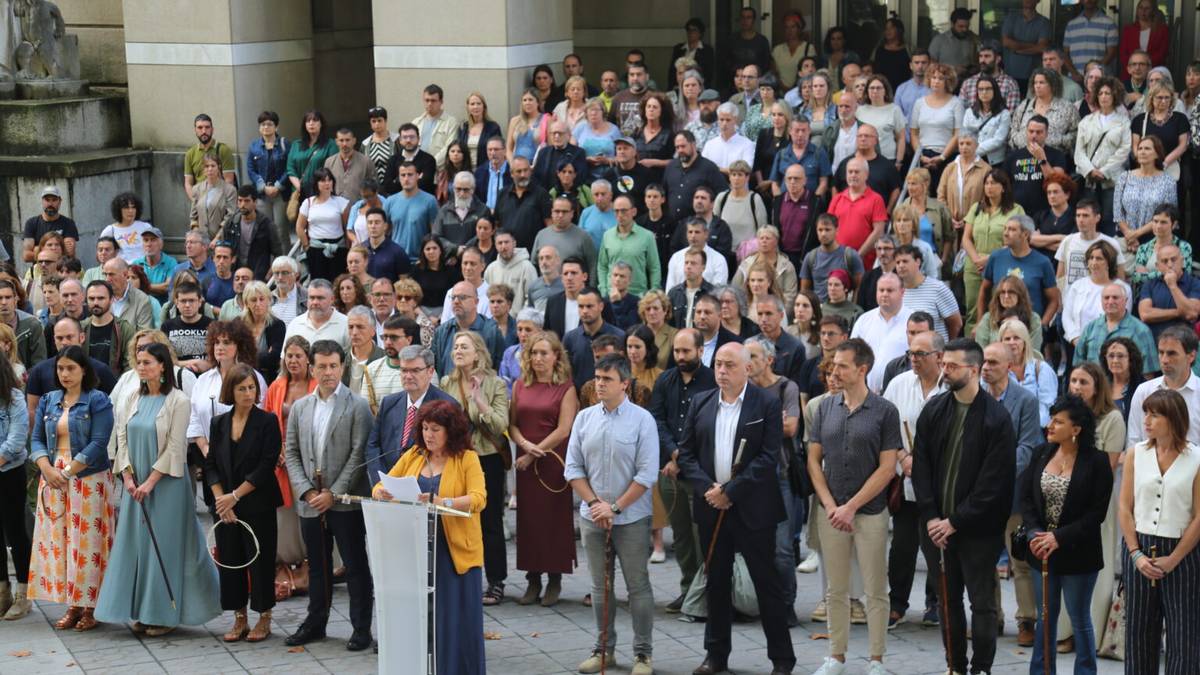 "Euskararen defentsan" Bilbon egindako agerraldian izan dira eskualdeko hainbat alkate eta hautetsi