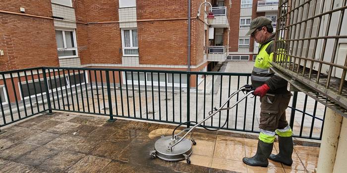 Ixpilla plazan berrabiarazi dute Auzoz Auzo ekimena