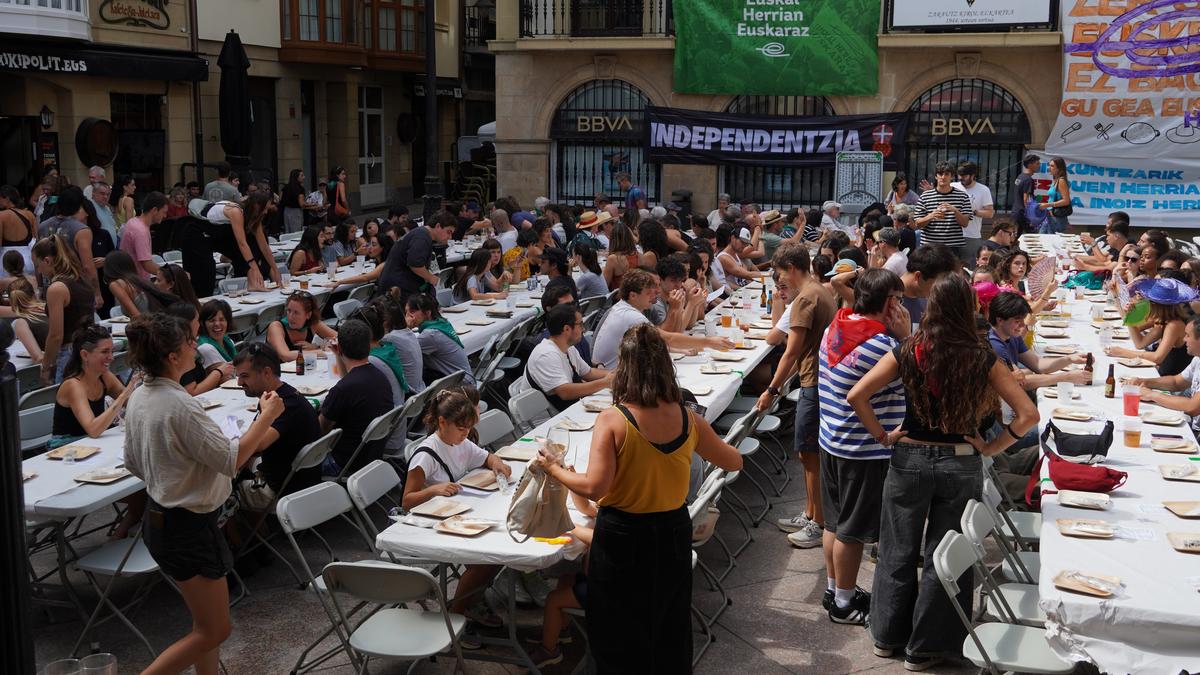 Musika Plaza leporaino, Euskaraz Bizi eguneko herri bazkarian