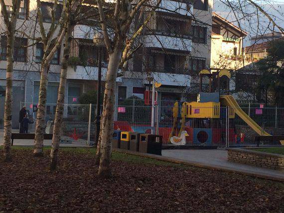Azpeitiko Balentina Agirre plazako parkea itxita, berritzeko lanak tarteko