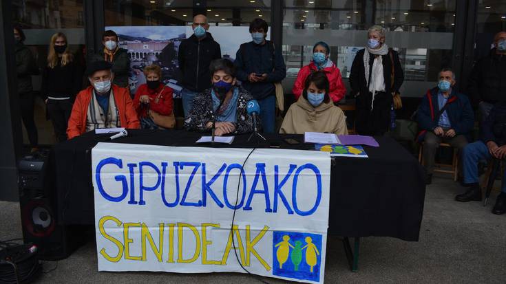 Adinekoen egoitzetako lan gatazkari konponbidea emateko eskatu dute hainbat herritarrek