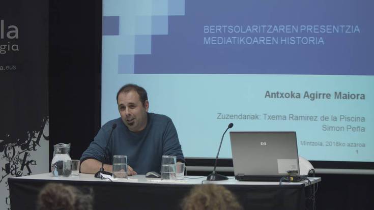 Antxoka Agirre: "Bertsolaritzaren historia mediatikoa kontatu dut liburuan"