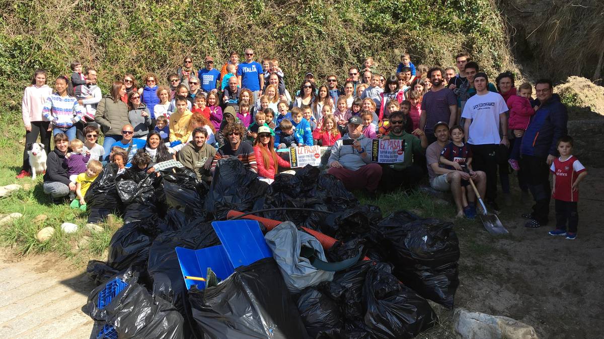 Larunbatean auzolanean hondartza garbitzera deitu dute Orioko Surf Taldeak eta Surfrider Foundation elkarteak