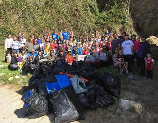 Larunbatean auzolanean hondartza garbitzera deitu dute Orioko Surf Taldeak eta Surfrider Foundation elkarteak