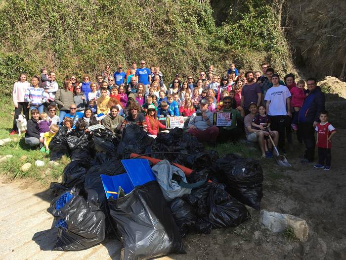 Larunbatean auzolanean hondartza garbitzera deitu dute Orioko Surf Taldeak eta Surfrider Foundation elkarteak