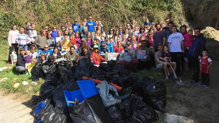 Larunbatean auzolanean hondartza garbitzera deitu dute Orioko Surf Taldeak eta Surfrider Foundation elkarteak