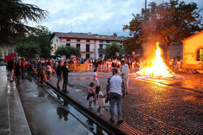 Sua eta dantza Aizarnazarnazabalen, San Joan bezpera ospatzeko