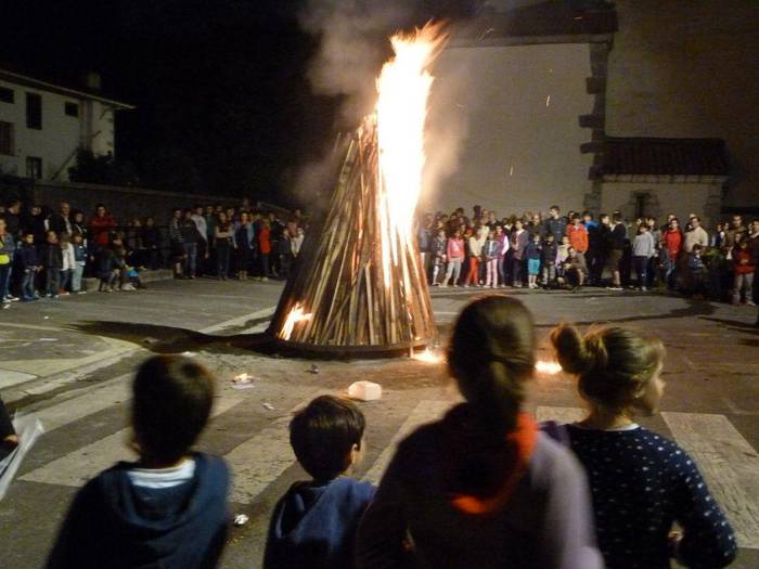 Sanjuanetan suaren bueltan dantza egiteko ikastaroak eskainiko dituzte Urrestillan