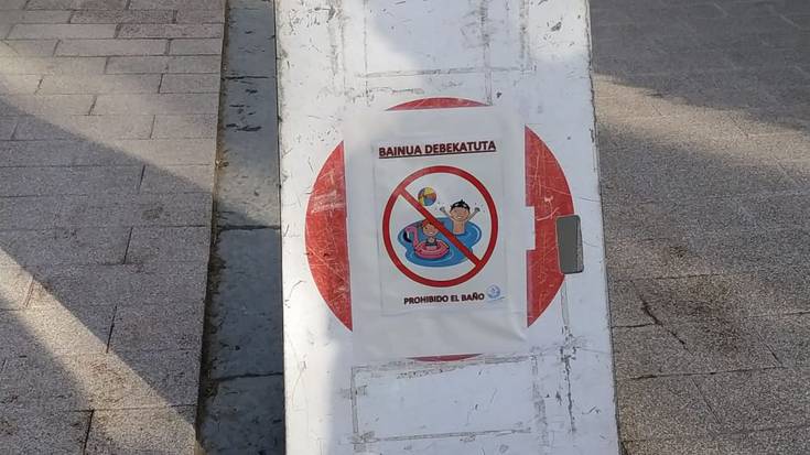Bainua hartzea debekatua dagoela gogoratu du Udalak Itzurunbidean jarritako kartel baten bidez