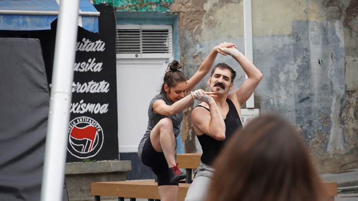 Antzerki Topaketen atarian, 'Mikra' lanak hartu du Done Jakue kalea