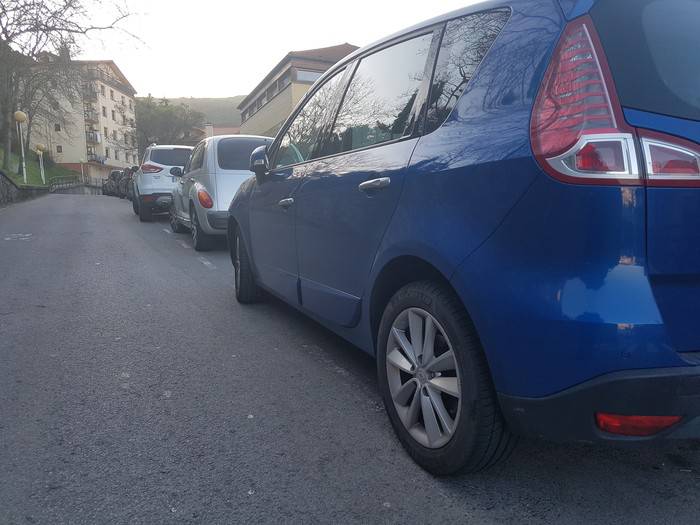 EH Bildu: "Poligonoko bizilagunen artean egonezina dago aparkalekuen inguruan; udan kaosa gertatuko dela uste dute"
