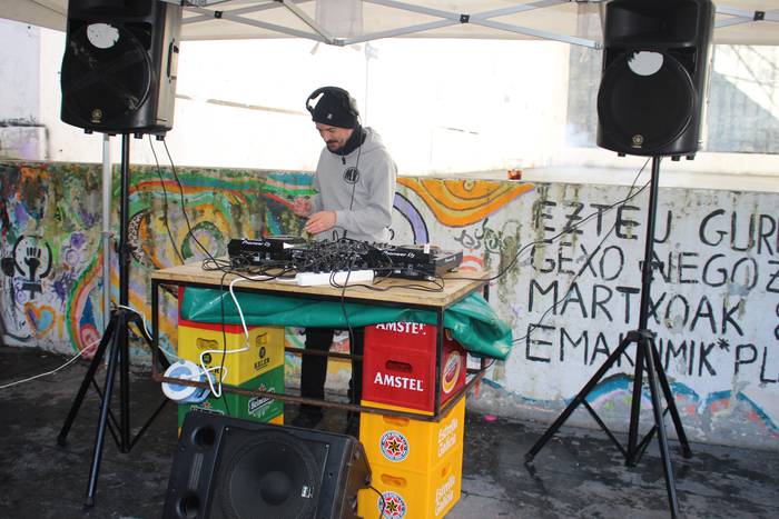 Holz und Blech musika elektronikoaren jaialdia ari dira ospatzen Azkoitian
