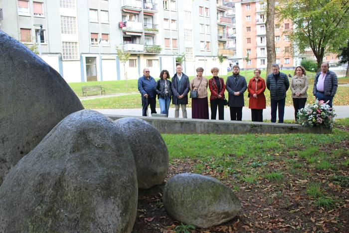 Oroimenaren Egunean herriko biktima denak gogoan izan ditu udalak