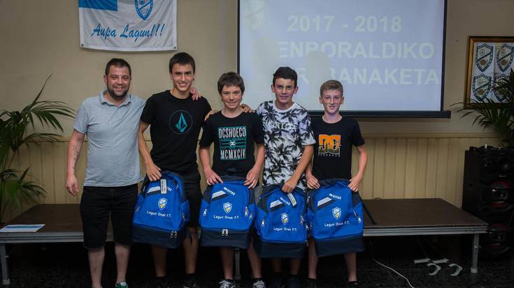 Futbolari aipagarrienak sarituta agurtu du denboraldia Lagun Onakek