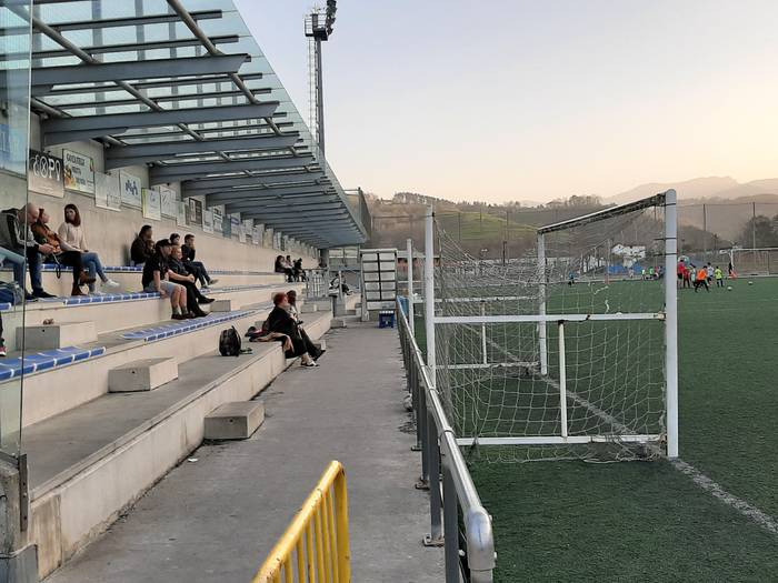 Orioko Mendibeltz zelaiko belar artifiziala eta argiteria aldatuko ditu udalak