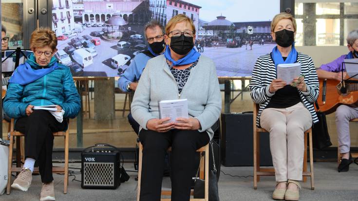 Kantujirako kideek emanaldia eskaini dute Azoka Plazaren kanpoaldean