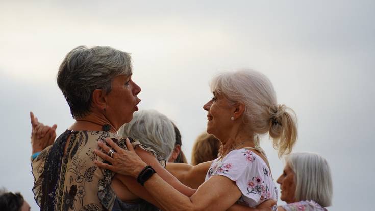 Euskara eta euskal ohiturak ozen entzunarazi dituzte malekoian