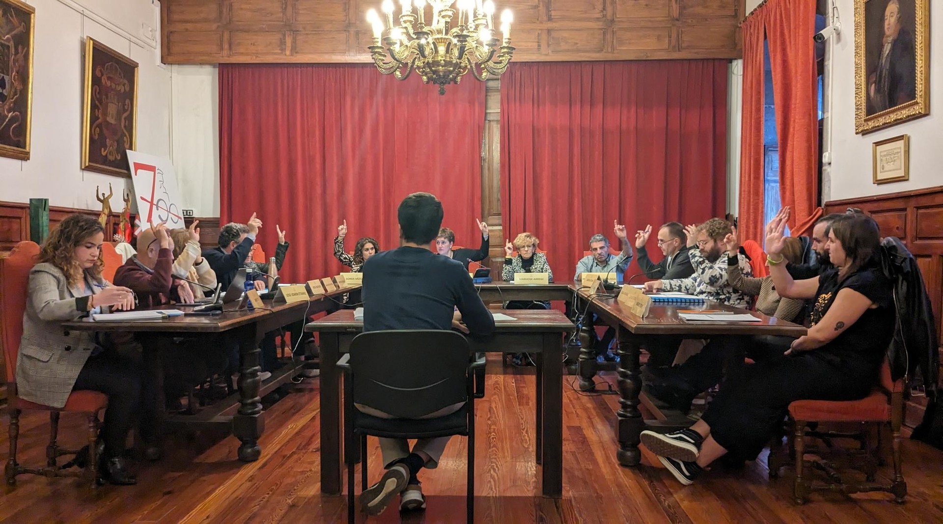 Euskararen aurkako epaiaren inguruko adierazpena onartu du udalak, PSE-EEren kontrako botoarekin