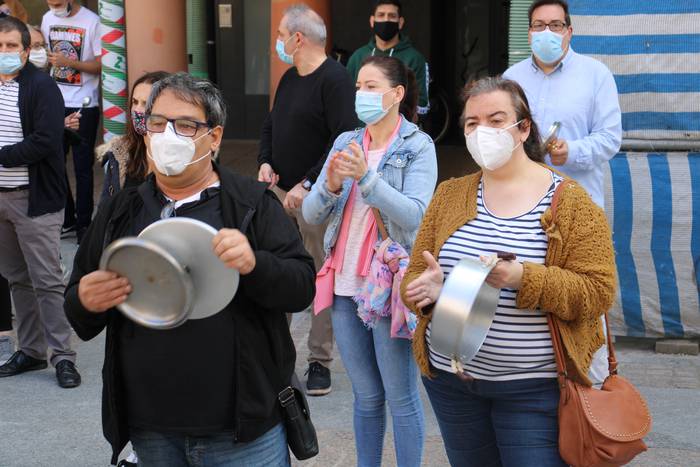 Bideoa eta argazkiak: Zarauztarrek herriko ostalaritza babestu dute manifestazio jendetsua eginez