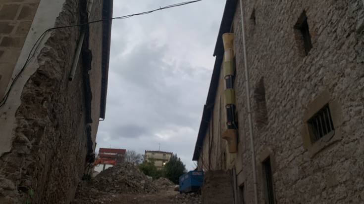 [INUZENTE EGUNEKO ALBISTEA] Maisu frantziar baten margoa aurkitu dute Komentuko koadro batean ezkutatuta