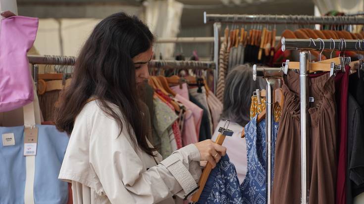 Dozenaka lagunek bisitatu dute Outlet Azoka lehen orduetan