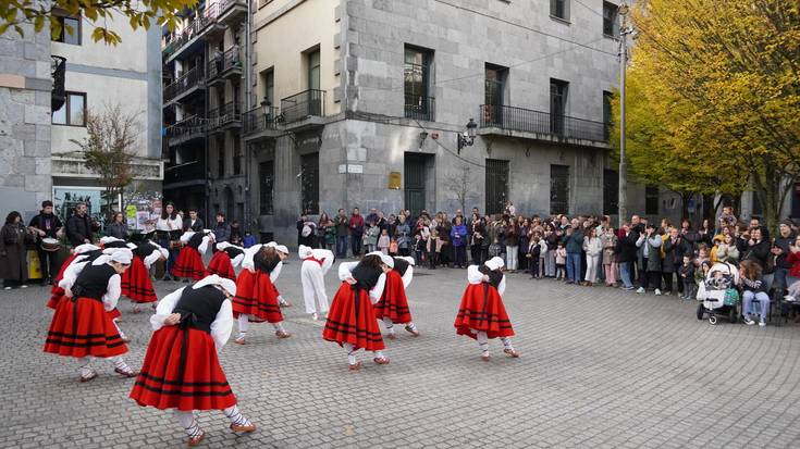 Herria dantzan jarri dute hainbat gaztetxok Itsasi Egunean