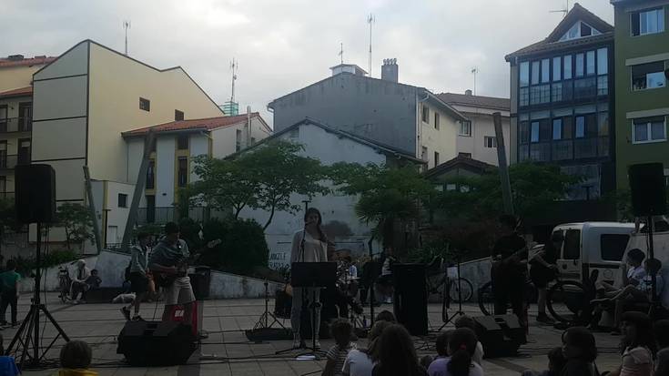 Amy Winehouse eta AC/DC Ondartxo plazan