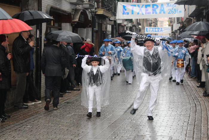 Elegante Eguneko artzain-inudeen kalejiran danborra jotzen ateratzeko deia egin du Azpeitiko Udalak