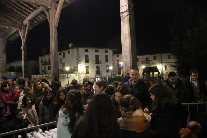 Iagomagoren ikuskizuna eta gaztaina jana izango dituzte zapatuan Urrestillan