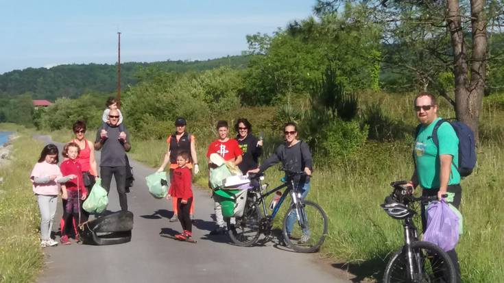 Irudietan: Motondo garbitu zuten atzo Kukuarri Asteari hasiera emateko