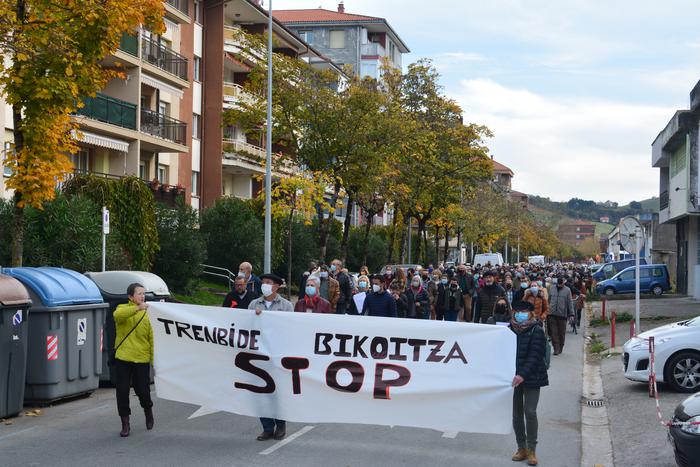 Ehunka lagunek eskatu dute Mitxelenan bigarren trenbidea eraikitzeko lanak geldiarazteko
