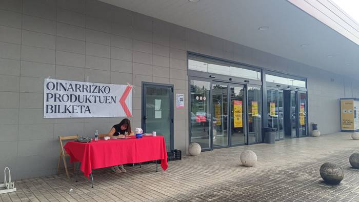 Egunotan oinarrizko produktuak biltzen ari dira Urola Erdiko Kontseilu Sozialistako kideak